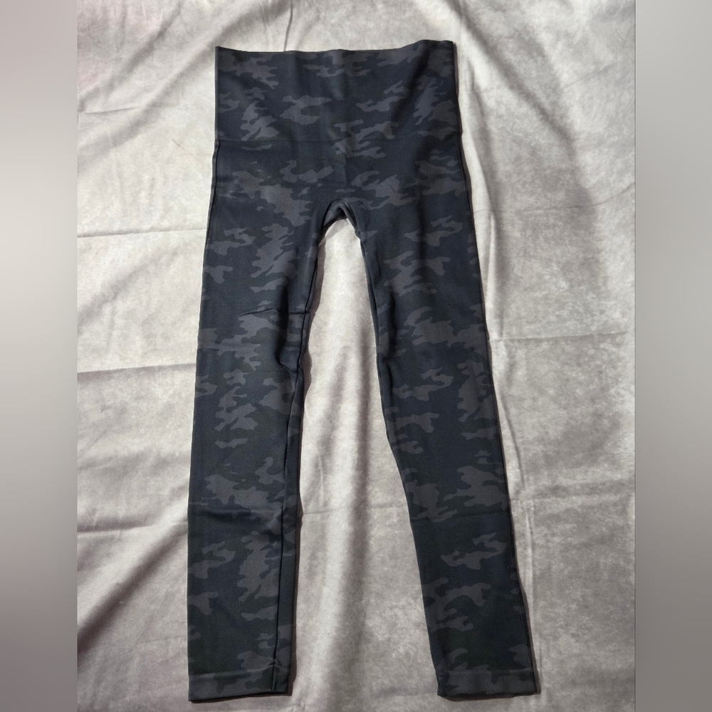 SPANX LOOK AT ME NOW LEGGINGS Womens Size L Black Camo NWOT